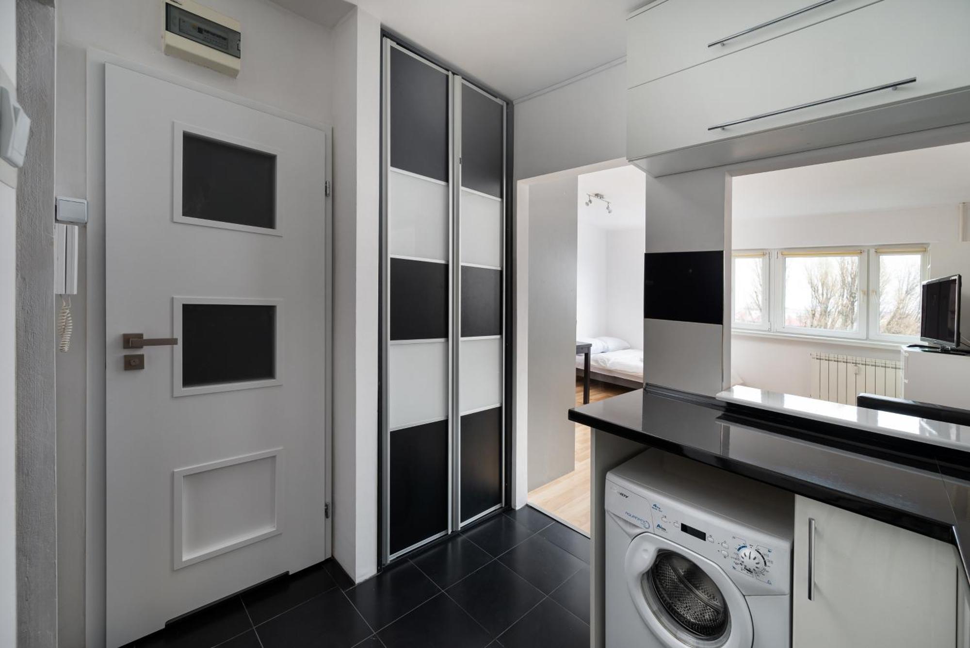 Sadyba Black & White Studio Apartment *